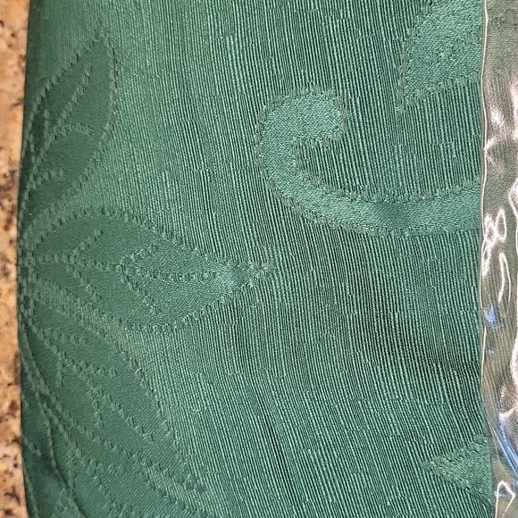 Green 70" round cloth tablecloth - Picture 3 of 3